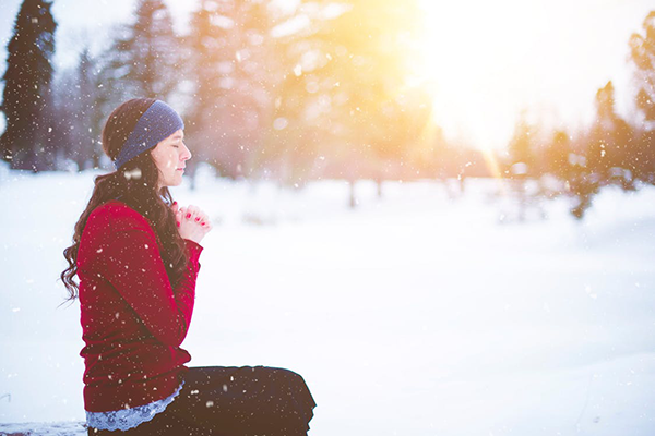 Vrouw in sneeuw