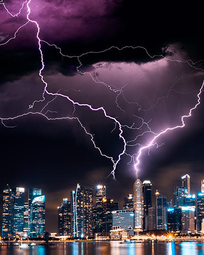 Stad met onweer